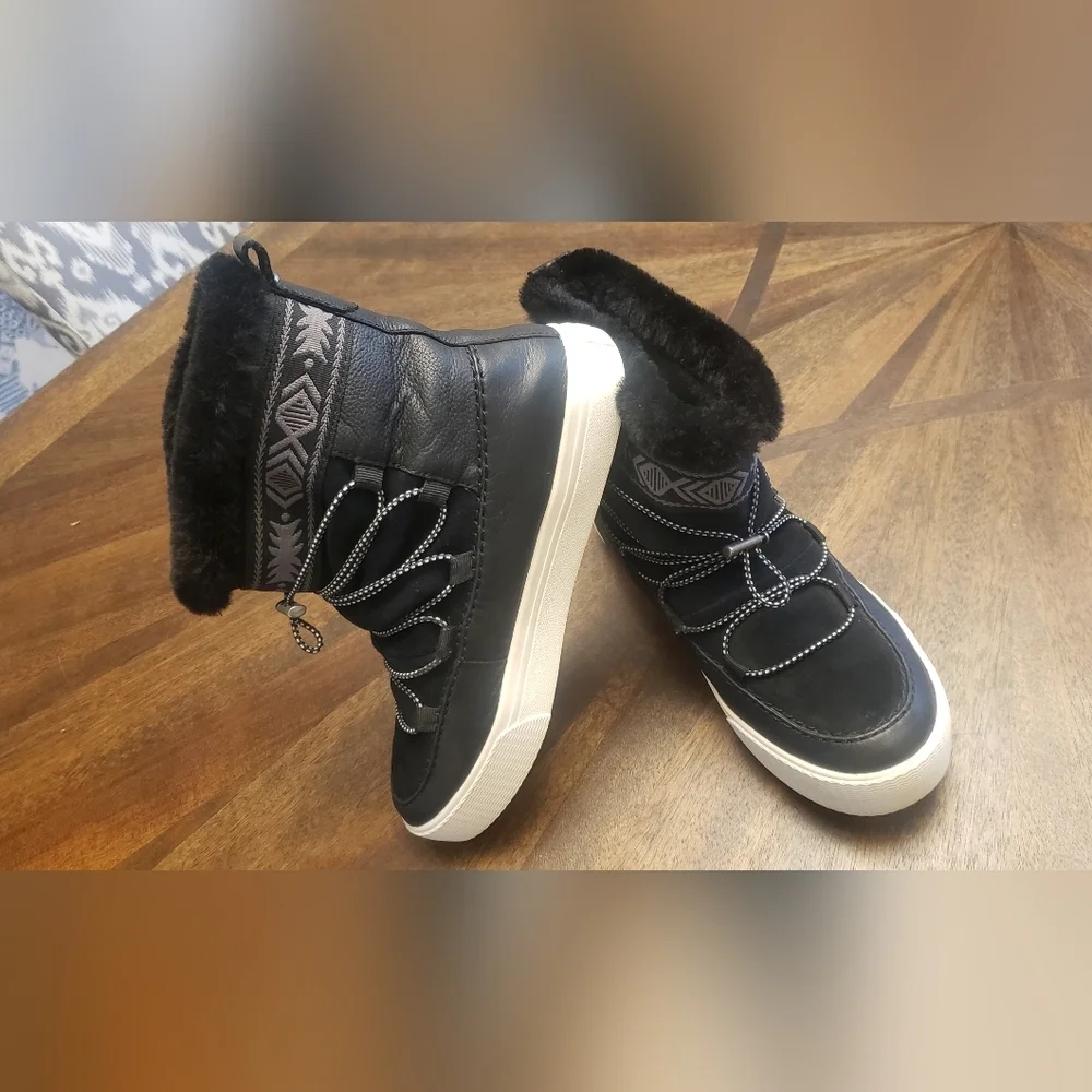 Tom's Alpine Round Toe Stylish Black Winter Boots Size 6